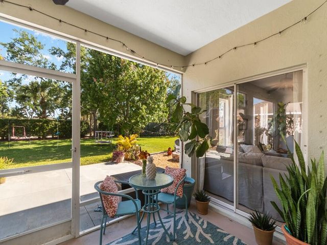 521 N Valencia Circle SW, Vero Beach, FL 32968