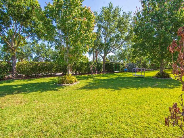 521 N Valencia Circle SW, Vero Beach, FL 32968