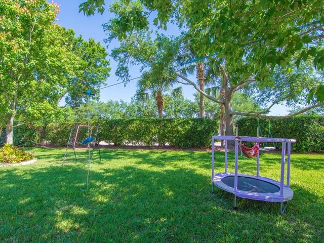 521 N Valencia Circle SW, Vero Beach, FL 32968