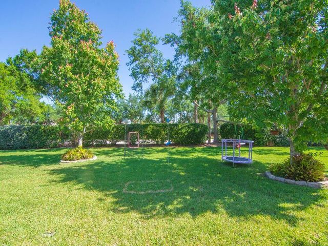 521 N Valencia Circle SW, Vero Beach, FL 32968