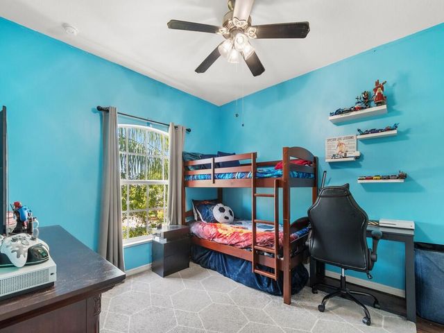 521 N Valencia Circle SW, Vero Beach, FL 32968