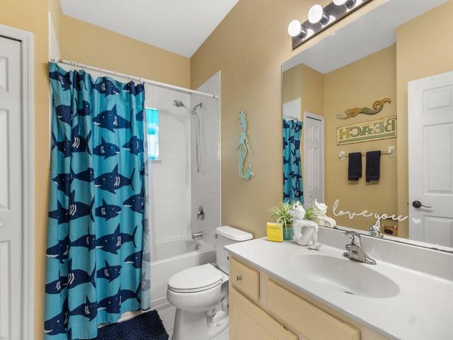 521 N Valencia Circle SW, Vero Beach, FL 32968