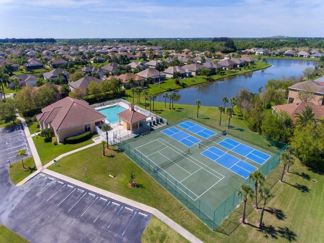 521 N Valencia Circle SW, Vero Beach, FL 32968