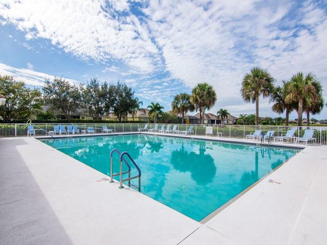 521 N Valencia Circle SW, Vero Beach, FL 32968