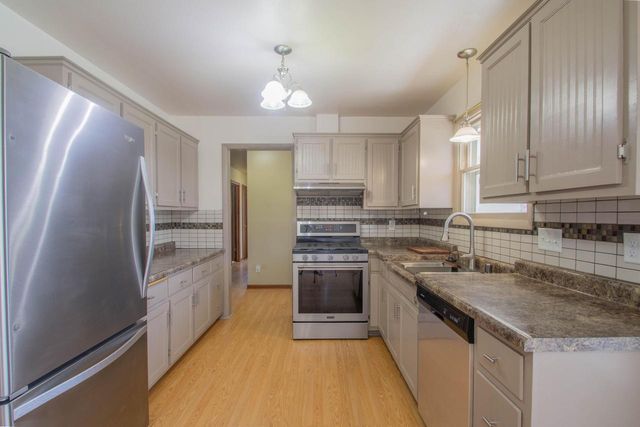 201 Oak Hill COURT, Watertown, WI 53094