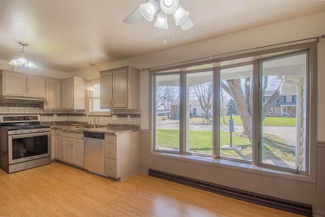 201 Oak Hill COURT, Watertown, WI 53094