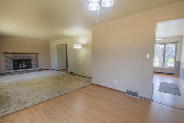 201 Oak Hill COURT, Watertown, WI 53094