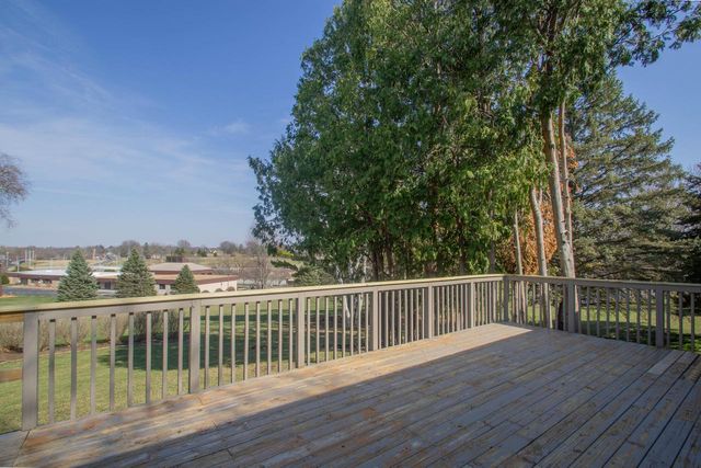 201 Oak Hill COURT, Watertown, WI 53094