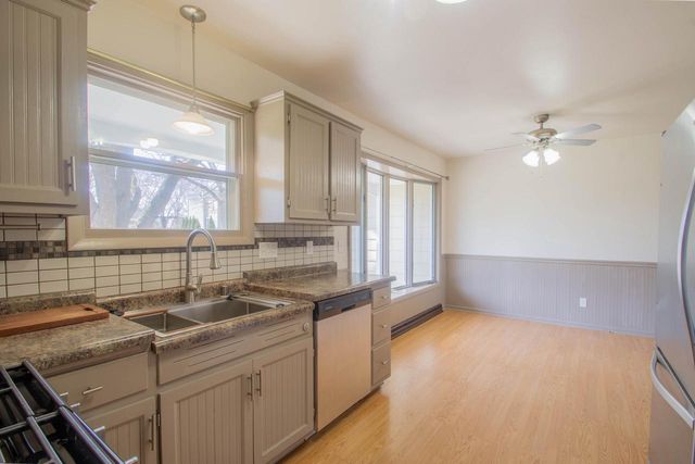 201 Oak Hill COURT, Watertown, WI 53094