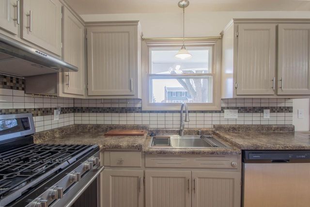 201 Oak Hill COURT, Watertown, WI 53094