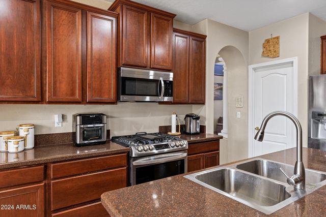 2801 W Silver Fox Way, Phoenix, AZ 85045