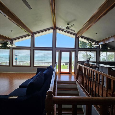 7914 Ocean Drive, Beach City, TX 77523