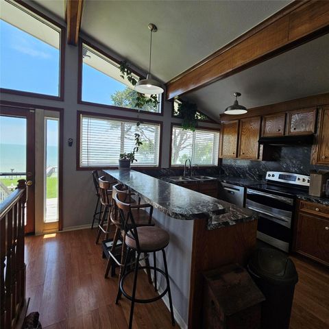7914 Ocean Drive, Beach City, TX 77523