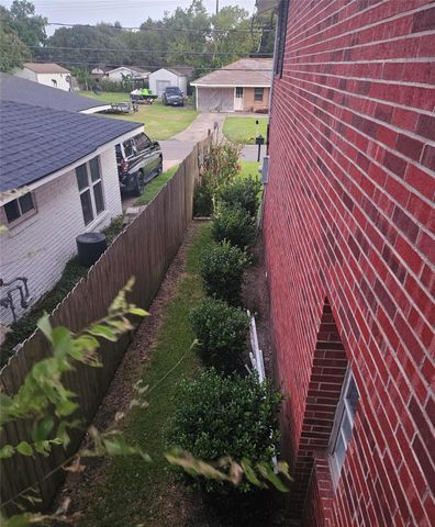 7914 Ocean Drive, Beach City, TX 77523