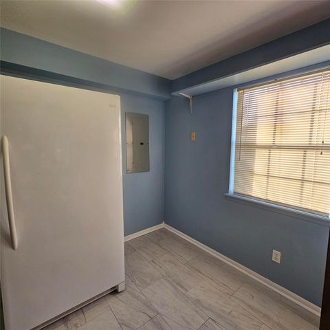 7914 Ocean Drive, Beach City, TX 77523