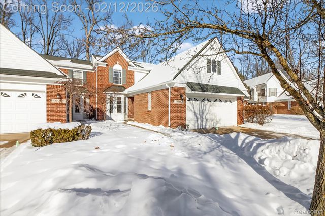 606 Shady Maple Drive, Wixom, MI 48393