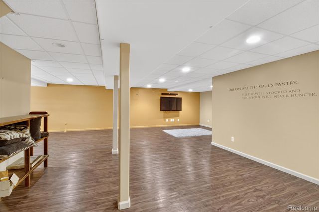 606 Shady Maple Drive, Wixom, MI 48393