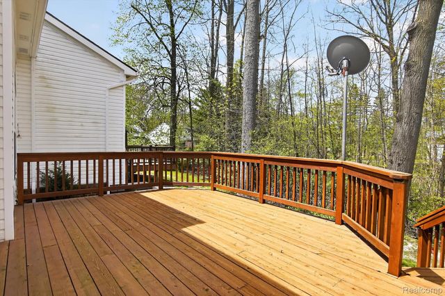 606 Shady Maple Drive, Wixom, MI 48393
