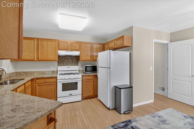 606 Shady Maple Drive, Wixom, MI 48393