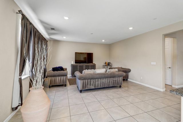 9894 Sintra Way, Elk Grove, CA 95757