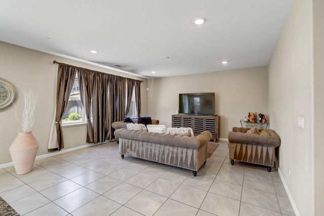 9894 Sintra Way, Elk Grove, CA 95757