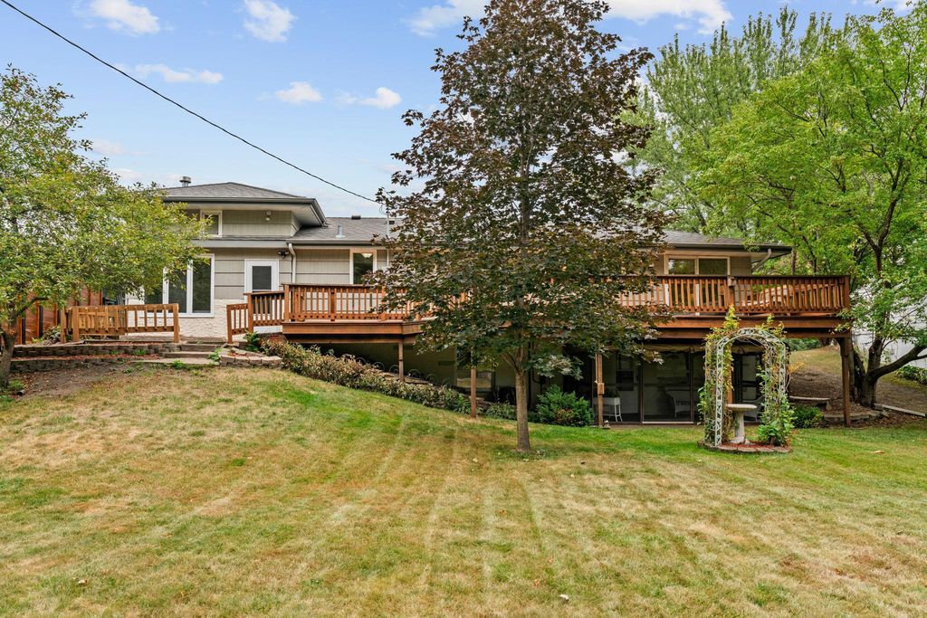 810 Oakwood Drive, New Brighton, MN 55112 — photo 2