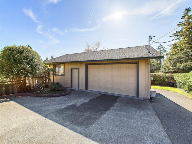781 Tompkins Hill Road, Fortuna, CA 95540