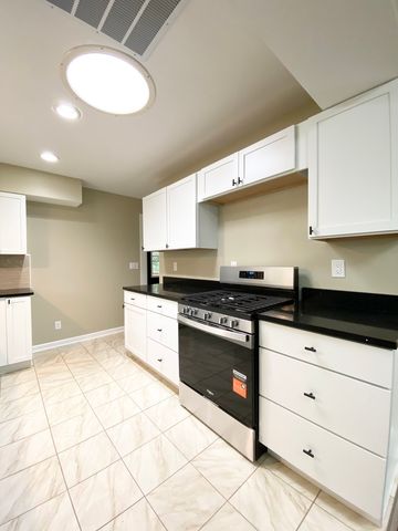 125 E Kimball Avenue, Woodstock, IL 60098