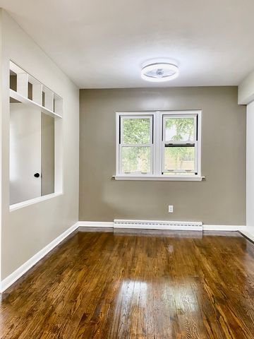 125 E Kimball Avenue, Woodstock, IL 60098
