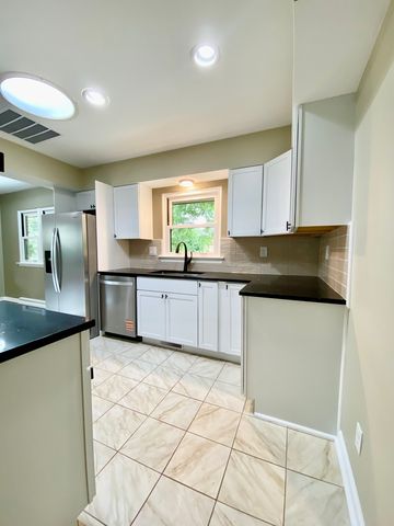 125 E Kimball Avenue, Woodstock, IL 60098