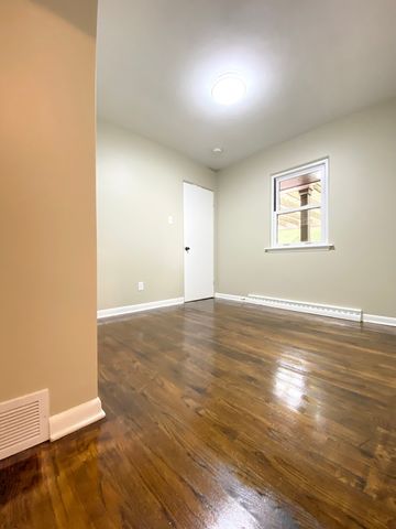 125 E Kimball Avenue, Woodstock, IL 60098