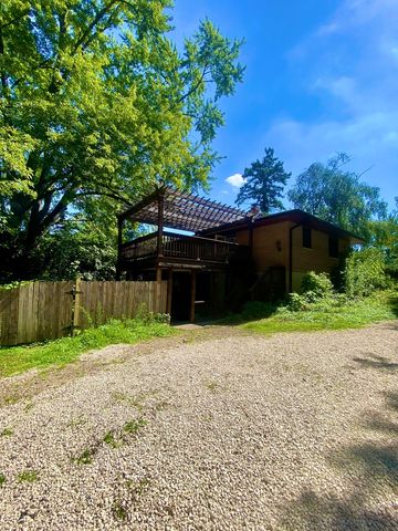 125 E Kimball Avenue, Woodstock, IL 60098