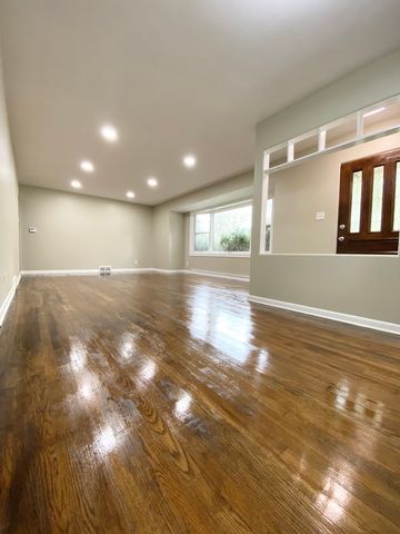 125 E Kimball Avenue, Woodstock, IL 60098