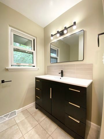 125 E Kimball Avenue, Woodstock, IL 60098