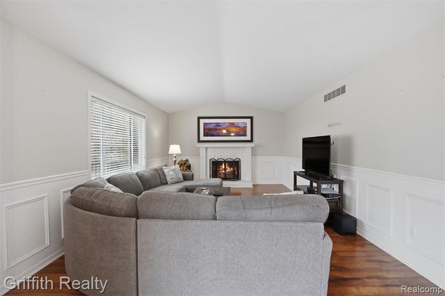 938 Meadowbrook Court, Milford, MI 48381