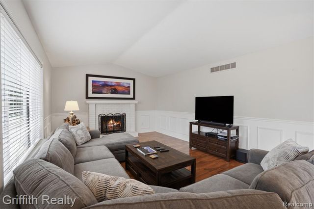 938 Meadowbrook Court, Milford, MI 48381
