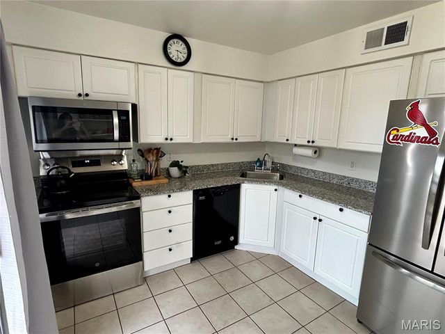 4290 Chateau De Ville Drive C, St Louis, MO 63129
