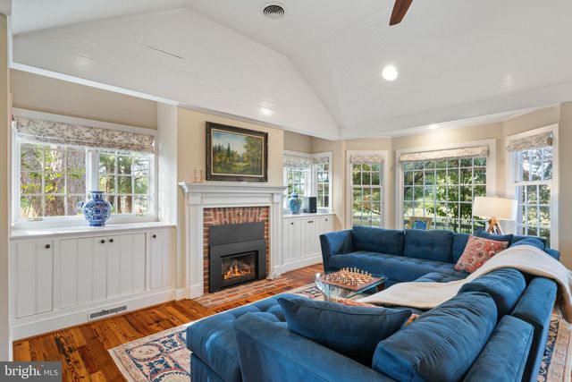 19937 EVERGREEN MILLS RD, Leesburg, VA 20175