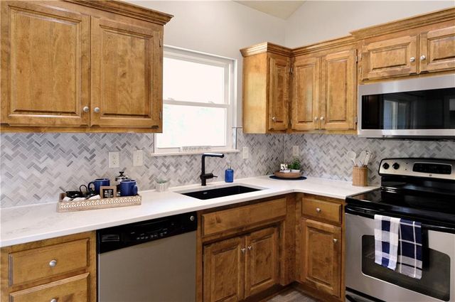 1409 NW NICHOLAS Drive, Grain Valley, MO 64029