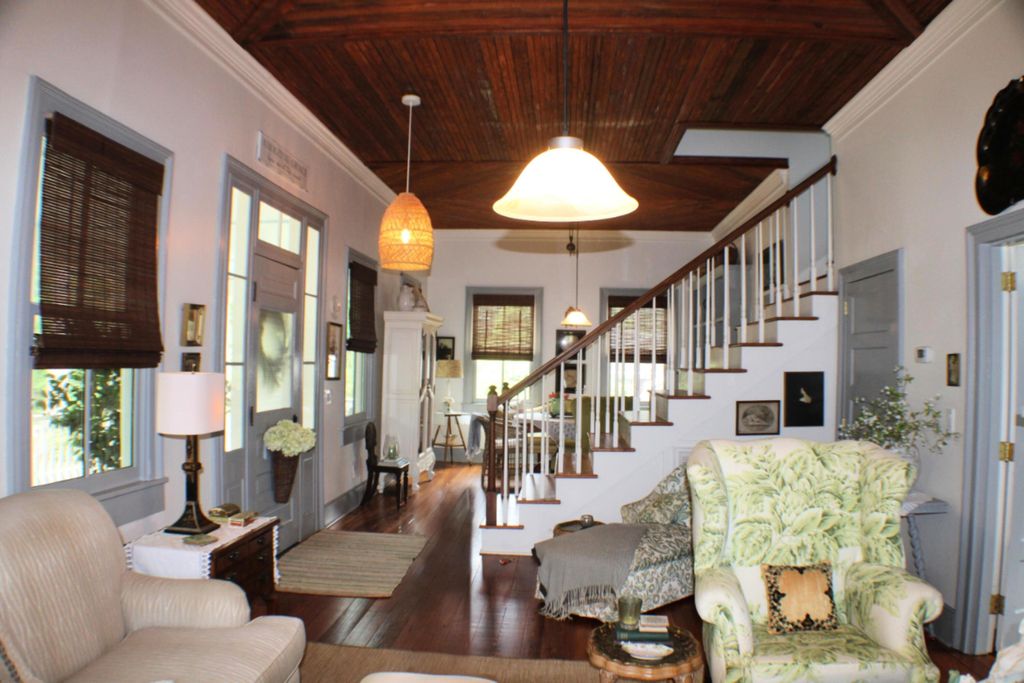 Image 3 of property listing at 408 S Gum Street, Summerville, SC 29483
