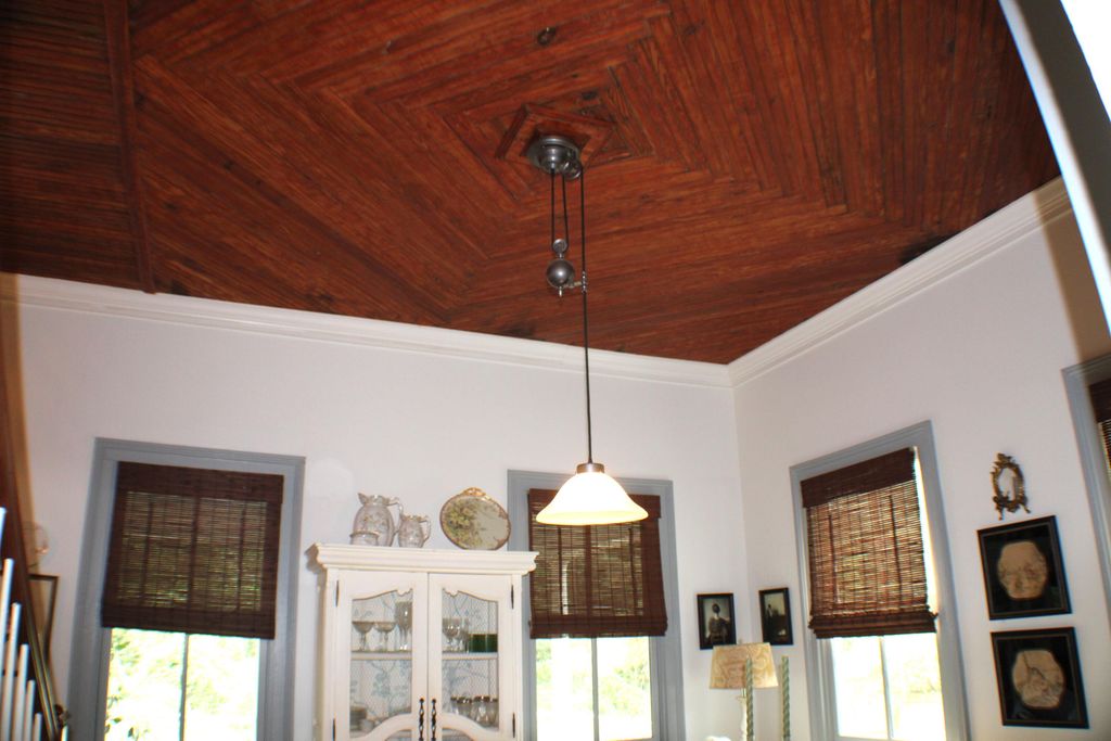 Image 4 of property listing at 408 S Gum Street, Summerville, SC 29483