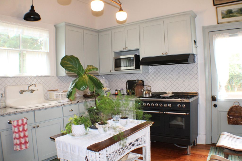 Image 8 of property listing at 408 S Gum Street, Summerville, SC 29483
