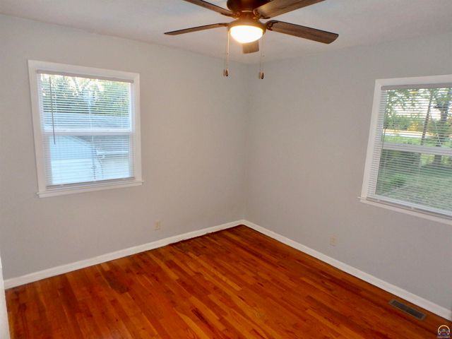 115 SW 40th Ter, Topeka, KS 66609