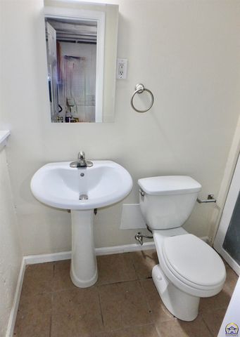 115 SW 40th Ter, Topeka, KS 66609