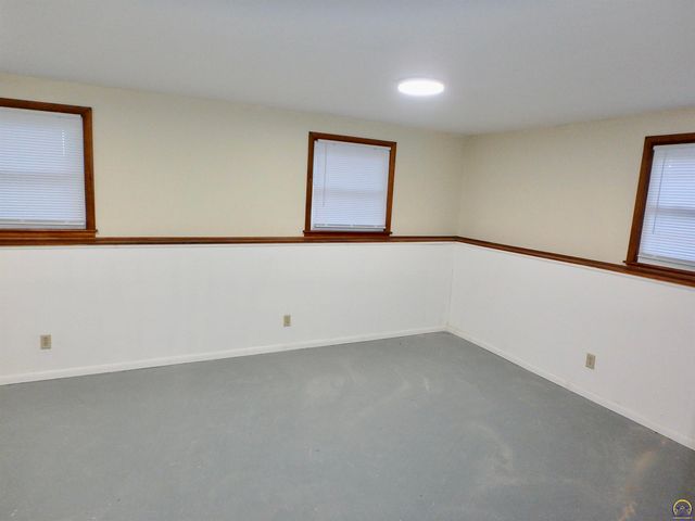 115 SW 40th Ter, Topeka, KS 66609
