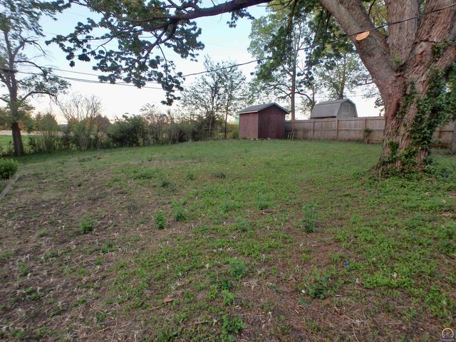115 SW 40th Ter, Topeka, KS 66609