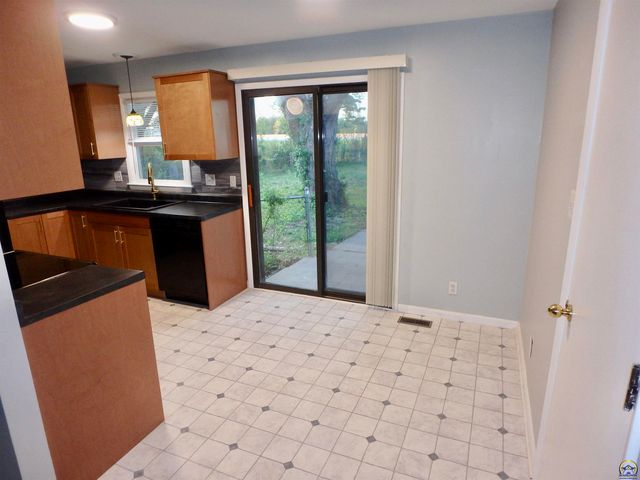 115 SW 40th Ter, Topeka, KS 66609