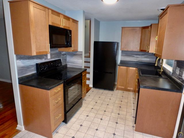 115 SW 40th Ter, Topeka, KS 66609