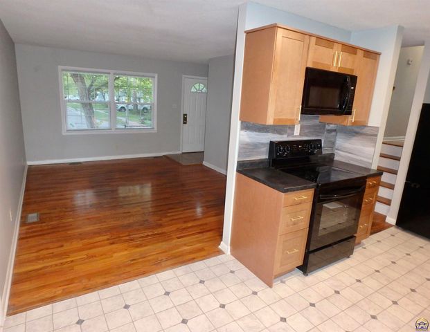 115 SW 40th Ter, Topeka, KS 66609