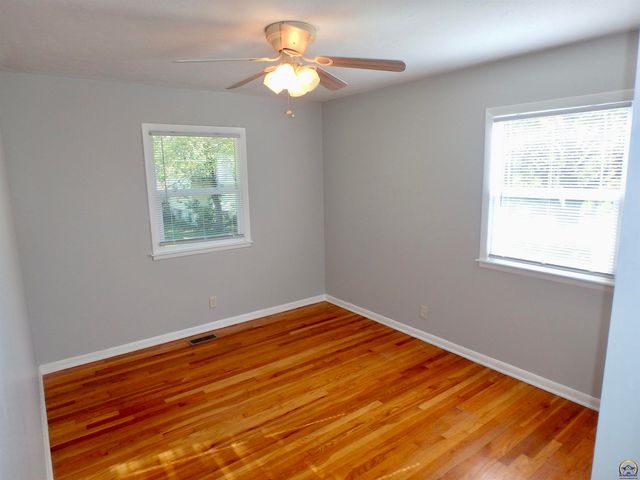 115 SW 40th Ter, Topeka, KS 66609